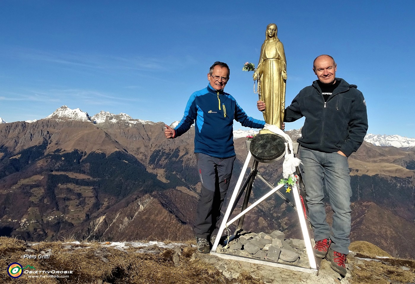 40 Alla Madonnina di vetta del Pizzo Baciamorti (2009 m), con Pier,  vista in Tre Signori.JPG